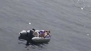 Найз охин нь төгс том илжиг үсэрч дээр тахиа